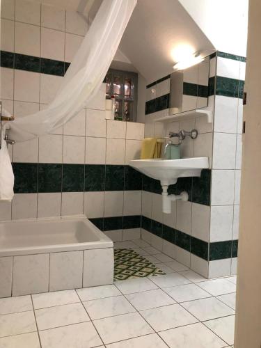 ein Badezimmer mit Waschbecken, Badewanne und Waschbecken in der Unterkunft Apartment Marasovic in Vis