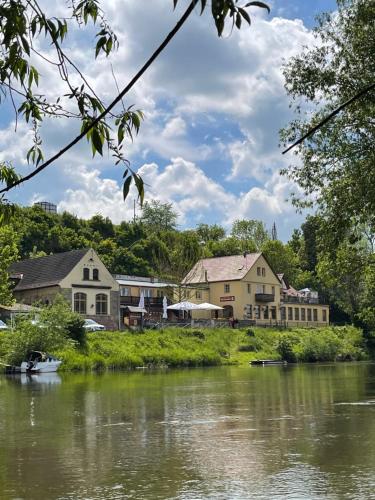 a group of houses next to a river at Gasthof Alter Felsenkeller in Naumburg