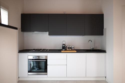 A kitchen or kitchenette at La casa di Anna green