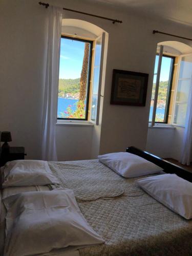 ein Schlafzimmer mit zwei Betten und einem Fenster in der Unterkunft Apartment Marasovic in Vis
