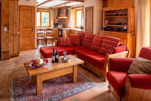 un salon avec un canapé rouge et une table dans l'établissement Apartment Petit Togadere, aux Gets