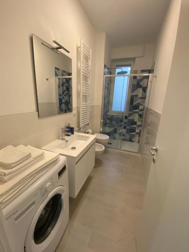 La salle de bains est pourvue d'un lave-linge et d'un lavabo. dans l'établissement Lady Indigo San Siro, à Milan