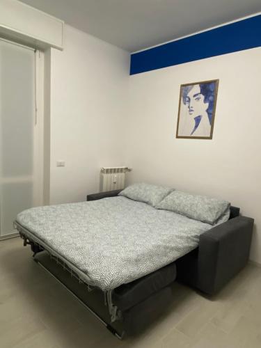 Un dormitorio con una cama con una pared de acento azul en Lady Indigo San Siro, en Milán