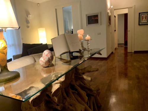 sala de estar con mesa de cristal y sofá en Maison de Maff, en Pesaro