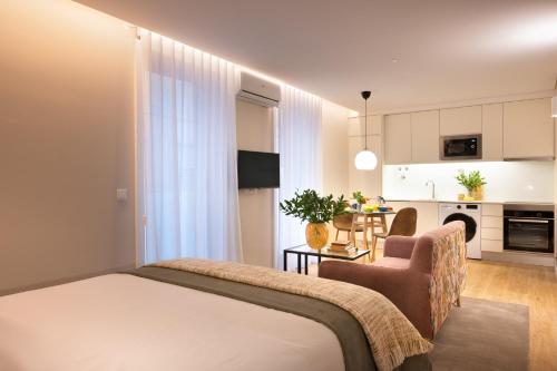 um quarto de hotel com uma cama e uma cozinha em Strelitzia Apartment, by Bolhão Residences em Porto