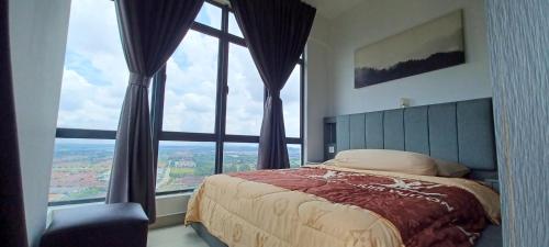 um quarto com uma cama e uma grande janela em Modern Lifestyle ARC Austin Hills em Johor Bahru