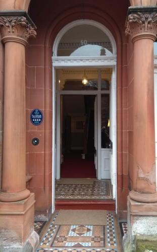 Η πρόσοψη ή η είσοδος του Lindean Guest House