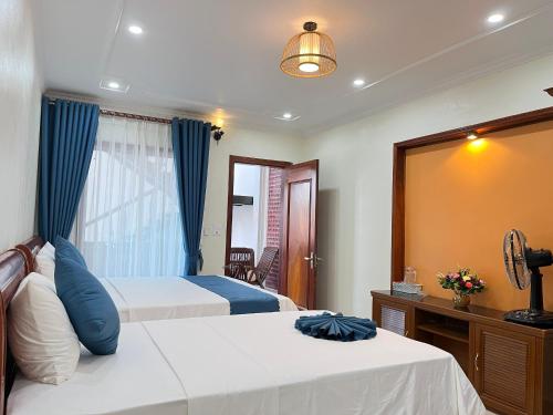 Habitación de hotel con 2 camas y espejo en Tam Coc international friends, en Ninh Binh