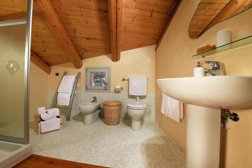 a bathroom with a sink and a toilet at Cà 'd Calin Casa nel Borgo in Serralunga d'Alba