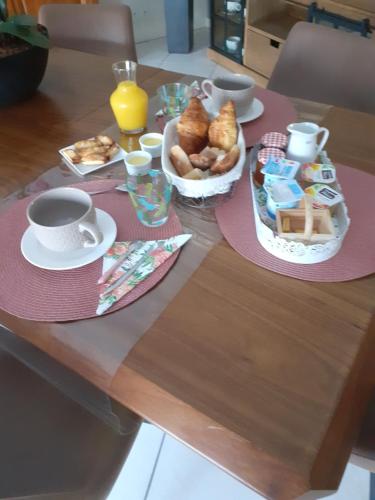 een tafel met twee borden eten en bekers en gebak bij Au détour des Orchidées in Artannes-sur-Indre