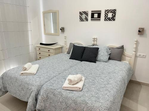 ein Schlafzimmer mit einem Bett mit Handtüchern darauf in der Unterkunft Lovely Home Casa Tamaide - Costa del Silencio - in Costa Del Silencio