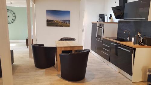 Η κουζίνα ή μικρή κουζίνα στο Strandappartements Steinberghaff "Falshöft" barrierefrei