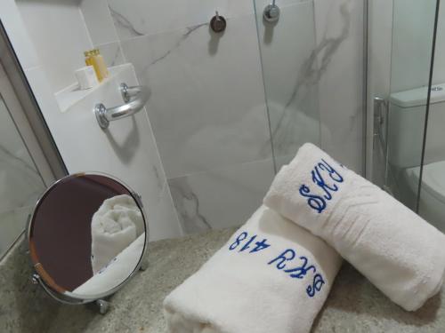 a bathroom with a mirror and a towel with the words stay dry at Elegante quarto e sala Sky Concept 418 Novissímo in Maceió