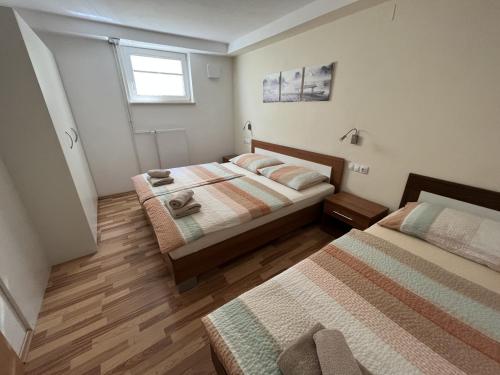 Katil atau katil-katil dalam bilik di Apartma Slivnik