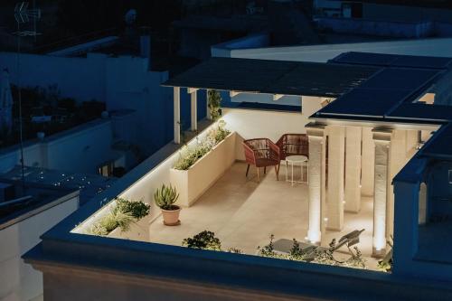 格羅塔列的住宿－LE MAIOLICHE - Apulian B&B，一个带桌椅的阳台模型