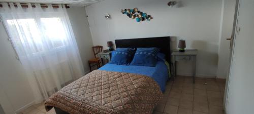 Postel nebo postele na pokoji v ubytování Entre Puy-de-Dôme et Corrèze Appartement pour 4 personnes avec terrasse et jardin
