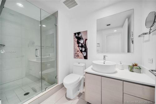 y baño con aseo, lavabo y ducha. en Miami Beach studio Amazing Views 405B, en Hallandale Beach