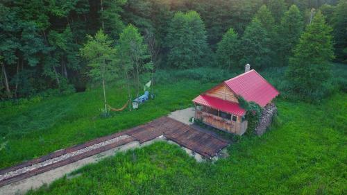 eine Luftansicht eines Hauses mit rotem Dach in der Unterkunft Sowia Chatka in Glaznoty