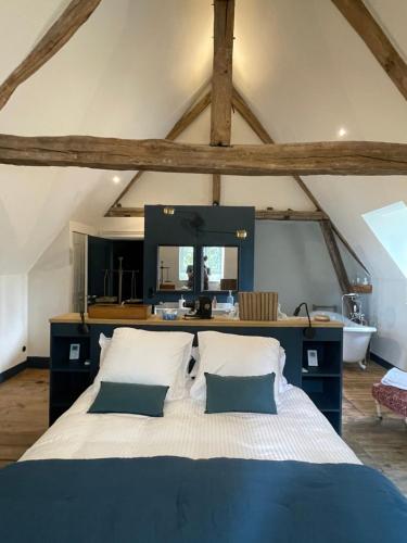 - une chambre avec un grand lit et un miroir dans l'établissement Château de Contay Guesthouse - 1753, à Contay