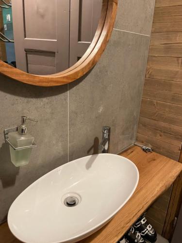 bagno con lavandino bianco e specchio di Chalet FiMiLi a Vyšná Boca