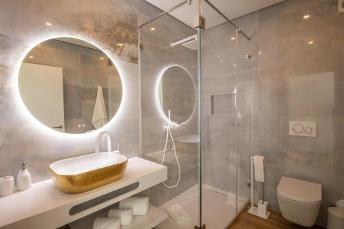 La salle de bains est pourvue d'un lavabo et d'un miroir. dans l'établissement Blue Beach Ocean View - Porto de Mos, à Lagos