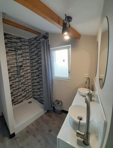 une salle de bain avec une douche, un lavabo et des toilettes dans l'établissement Galta des Matrus Appartement cosy 8kms de l Océan, à Grues