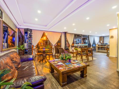 Uma área de estar em Alameda Alegra Hotel