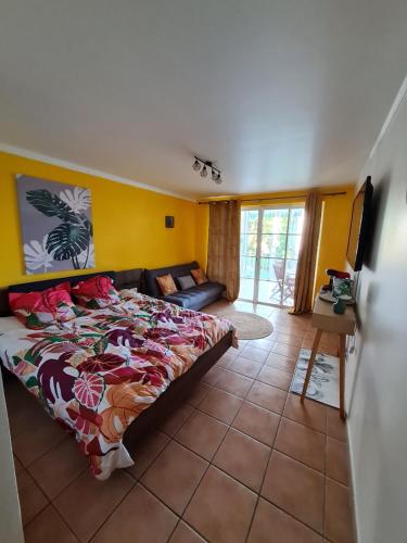 1 dormitorio con 1 cama y 1 sofá en Madininappart, en Sainte-Luce