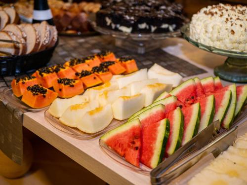 الطعام في الفندق أو بالجوار