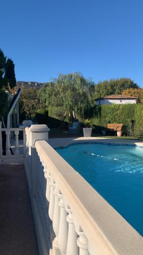 une grande piscine entourée d'une clôture blanche. dans l'établissement Villa ANOLPA, à Vence