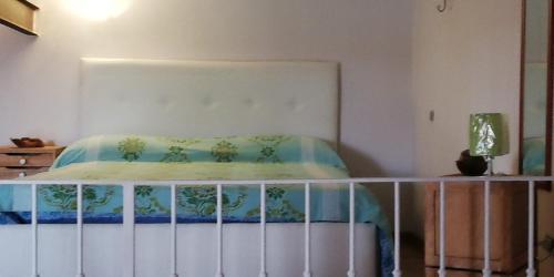 Un dormitorio con una cama con una manta azul. en Piano terra casa intera (no smoking!!!!), en Qualiano