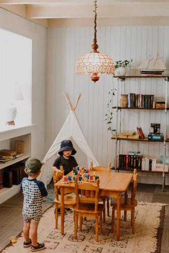 two children playing with toys at a table in a room at Auberge Les Sources in La Malbaie