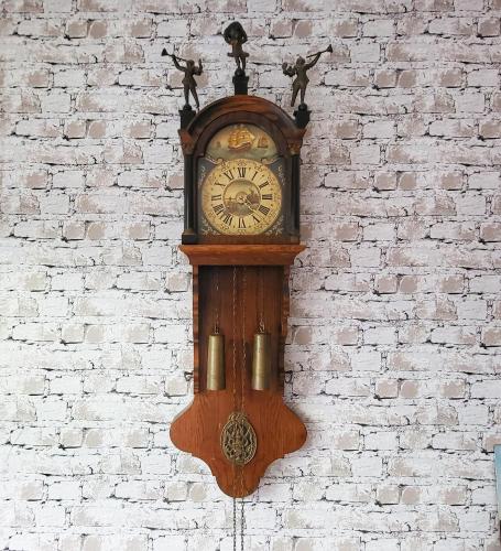 スハーヘンにあるBed & Breakfast Momentsの木造の祖父時計