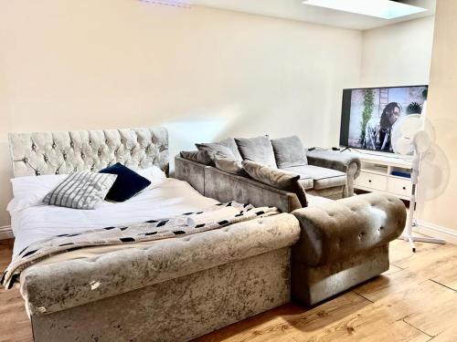 Posezení v ubytování Lt Properties Luton town centre studio Tv Netflix Ground Floor 2