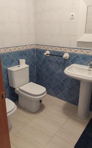 a bathroom with a toilet and a sink at Casa Cris in La Lajita