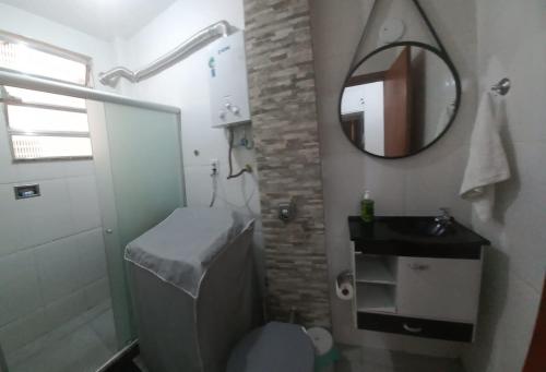 y baño con aseo, lavabo y espejo. en 2 quartos, completo com privacidade total, smarttv, Lapa, aeroporto, rodoviária , maracanã, metrô, etc, en Río de Janeiro