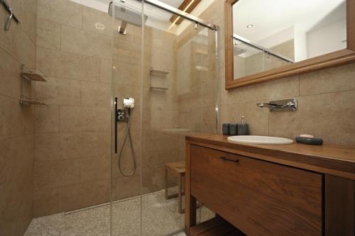 a bathroom with a shower and a sink at Apartmán Hrebienok, Vysoké Tatry in Smokovce