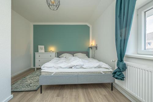 Una cama o camas en una habitación de Hartmanns Ruh