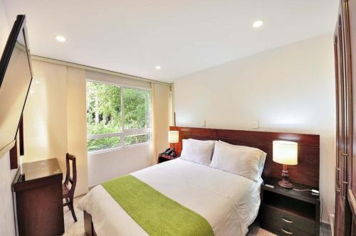 Un dormitorio con una cama grande y una ventana en Hotel Palonegro, en Bucaramanga