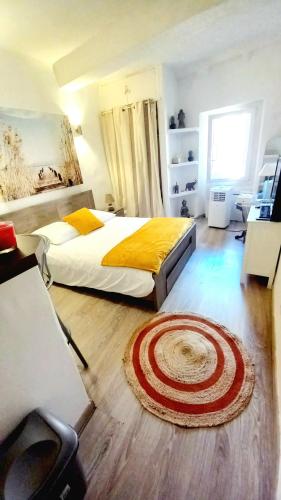 une chambre avec un lit et un tapis au sol dans l'établissement Logement à Cannes Suquet, emplacement privilégié, à Cannes