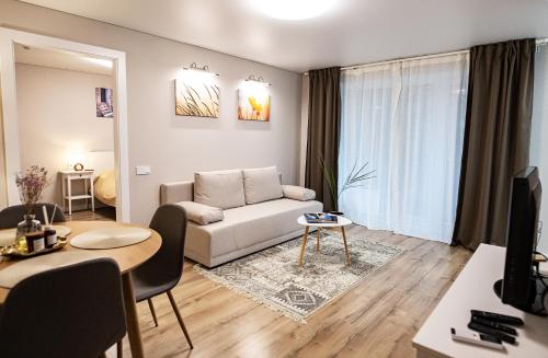 sala de estar con sofá y mesa en Jaukus butas Šiaulių centre en Šiauliai