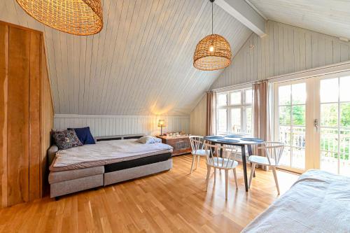 Schlafzimmer mit einem Bett, einem Tisch und Stühlen in der Unterkunft Nyhagens trädgård och B&B 