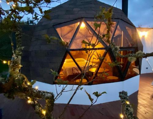 a geodesic dome house with a table in it at Voces de Aves Glamping in Chocontá
