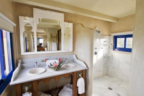 a bathroom with two sinks and a shower at Beach Hotel Dos Mares in Tarifa
