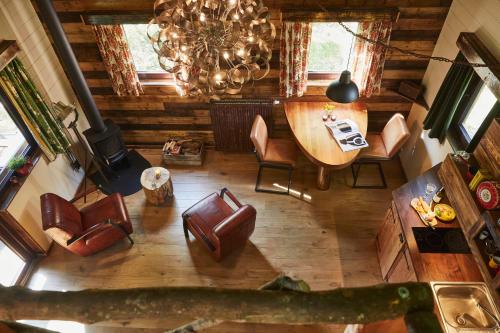 an overhead view of a living room with chairs and a table at Chalet Mont Juru - Rust, Romantiek & Ruimte voor 2 Volwassenen op privé domein in Houffalize