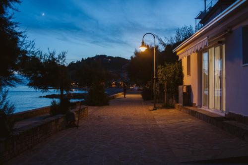 a street with a street light next to a building at Casa aMmare in Pioppi