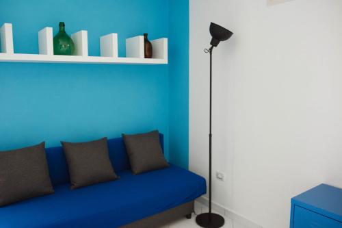 a blue room with a blue couch and a lamp at Casa aMmare in Pioppi