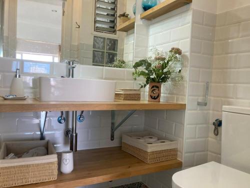 a bathroom with a sink and a toilet at ATICO ALFAQUEQUE in Seville