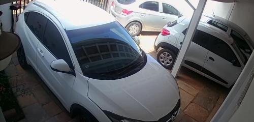 un'auto bianca parcheggiata in un parcheggio con altre auto di Dikasa Alugue Temporada a Ouro Preto