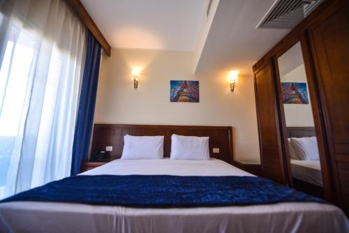 Ένα ή περισσότερα κρεβάτια σε δωμάτιο στο Blumar El Dome Hotel